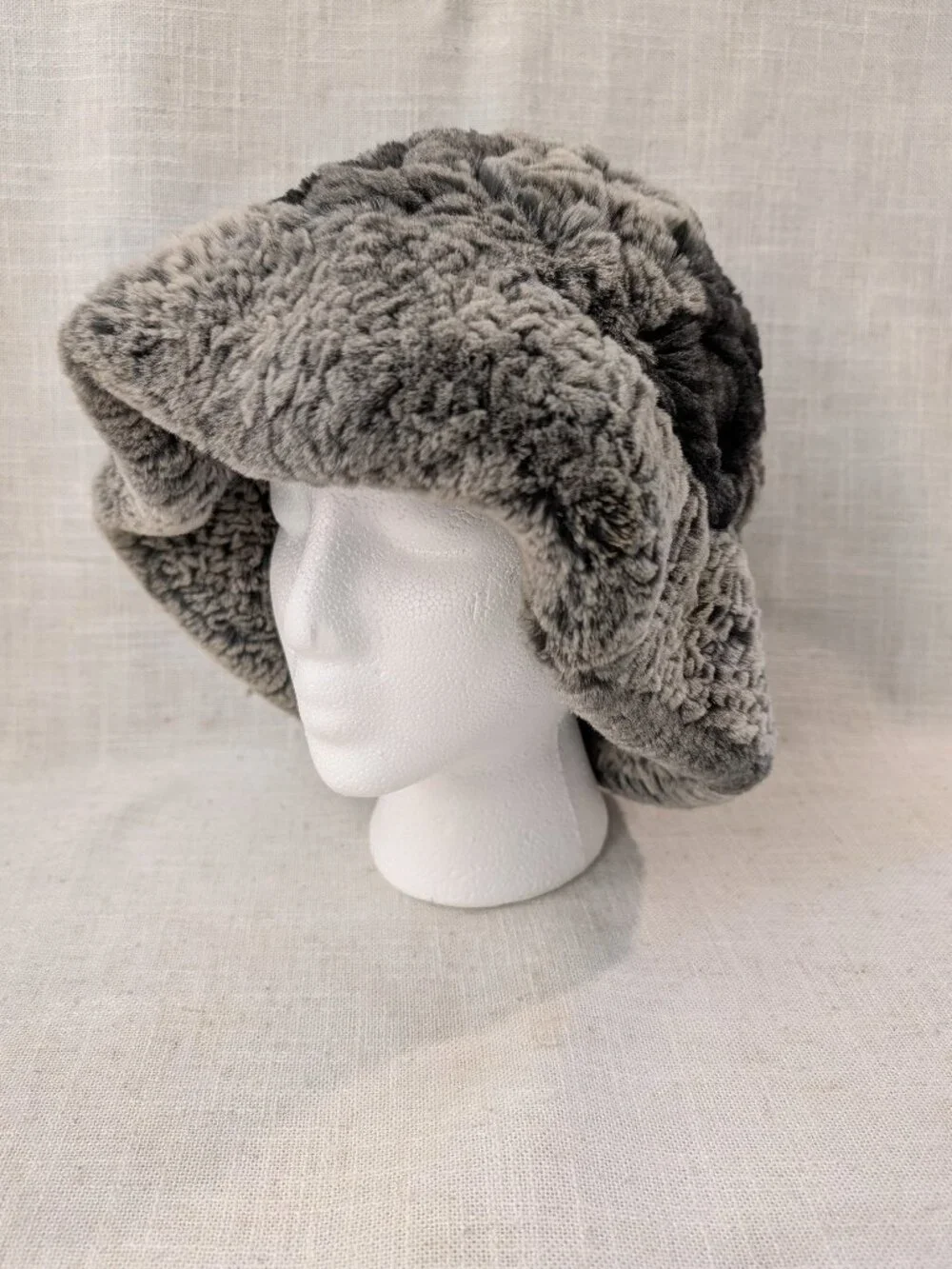 II Fait Froid Soft Black & Gray Matching Scarf with Fringe and hat
